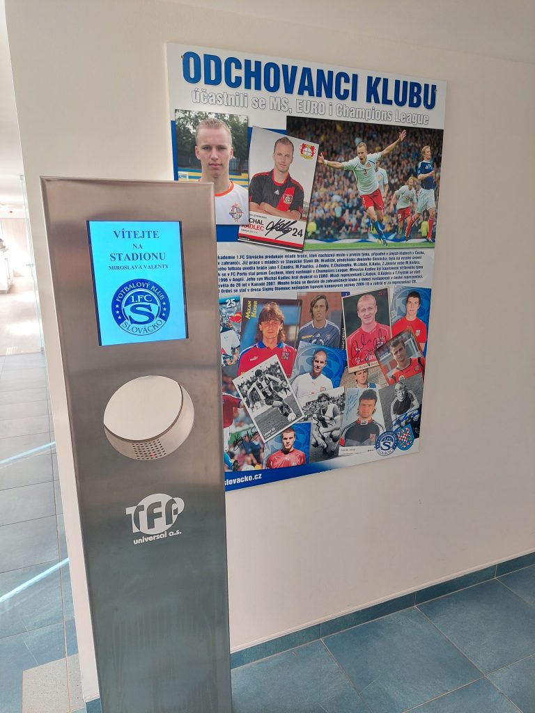 Smart dezinfekčný stojan Stela v priestoroch futbalového klubu Slovácko