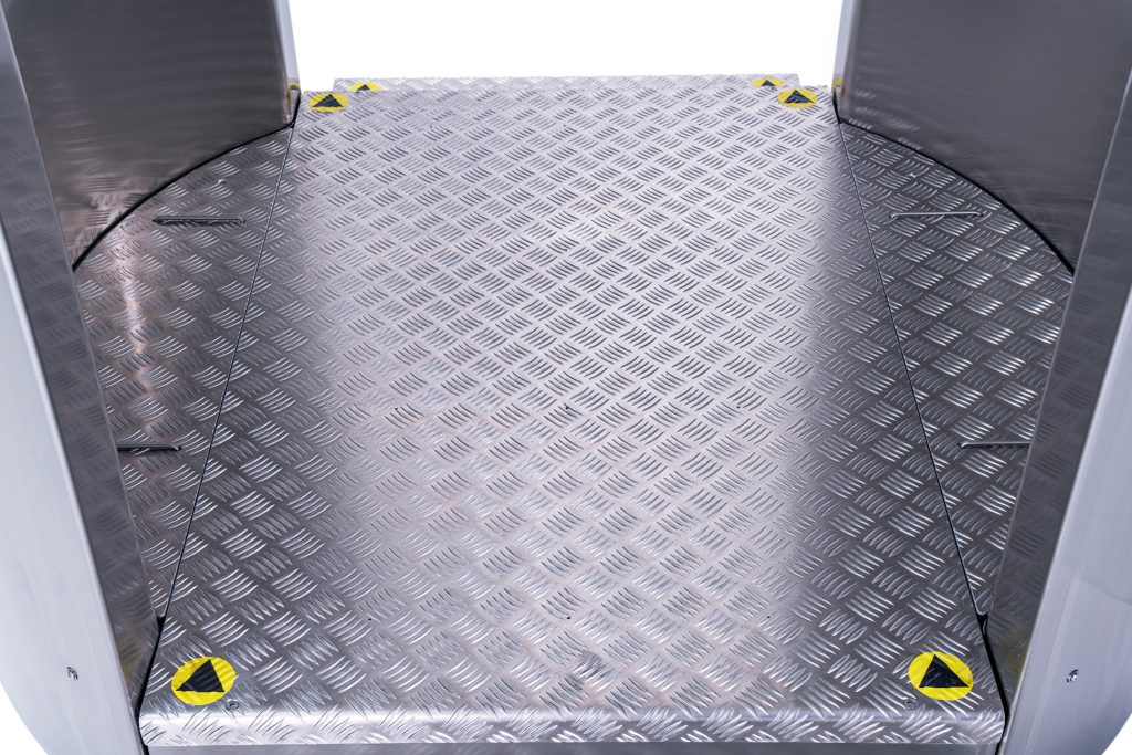 The anti-slip floor in the area of the disinfection gate increases safety during its use.